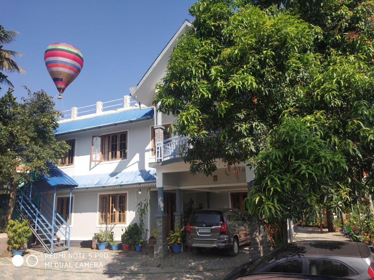 Munnar Blue Mist Bed & Breakfast ภายนอก รูปภาพ