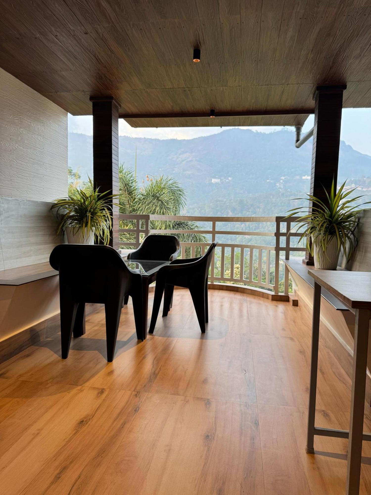 Munnar Blue Mist Bed & Breakfast ภายนอก รูปภาพ